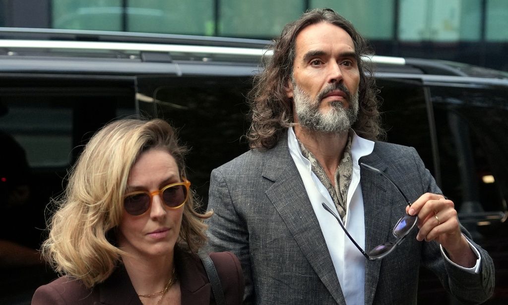 Ράσελ Μπραντ: Αρνείται τις κατηγορίες για βιασμό και απαντά για τις 5.000 γυναίκες