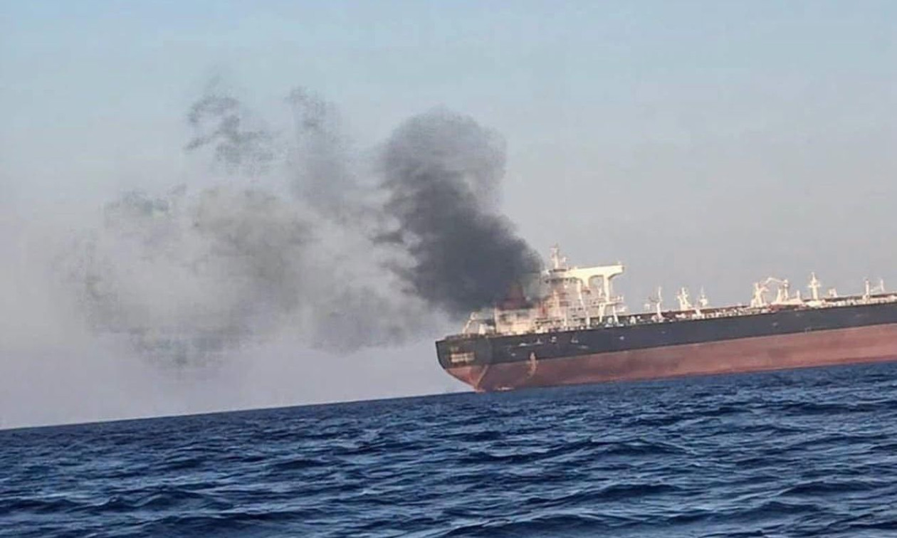 Στενά του Ορμούζ: Στις φλόγες πλοίο ανοικτά του Ομάν - Αγνωστη η κατάσταση του πληρώματος
