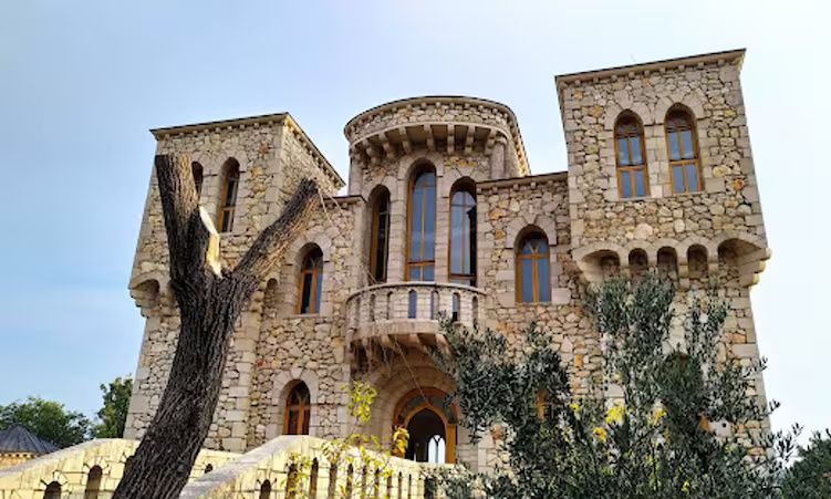 Η απίθανη ιστορία του πολυεκατομμυριούχου που τα έδωσε όλα για να φτιάξει ένα κάστρο «στην υπηρεσία της Παναγίας»