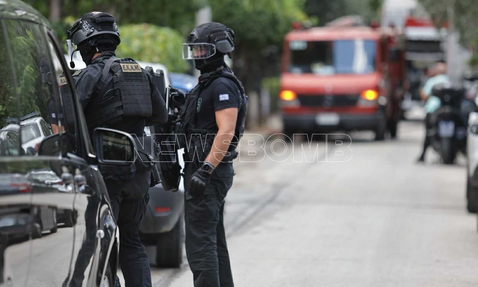 Χειροπέδες στον άνδρα που είχε ταμπουρωθεί σε σπίτι στο Χολαργό και πέταξε μολότοφ - Απειλούσε με βαλλίστρα, μεταφέρθηκε αστυνομικός με εγκαύματα στο νοσοκομείο