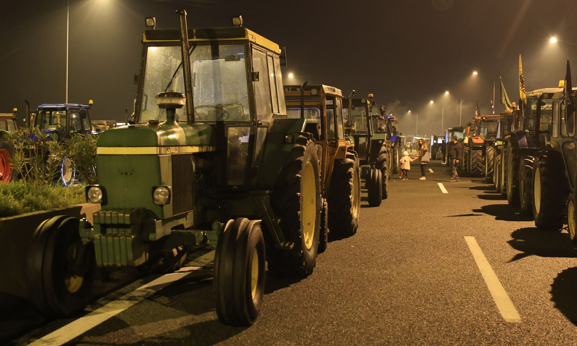 Μπλόκα αγροτών: Κλιμακώνουν τις κινητοποιήσεις τους από Δευτέρα - Δικογραφία για τον οδηγό τρακτέρ που επιτέθηκε στα ΜΑΤ