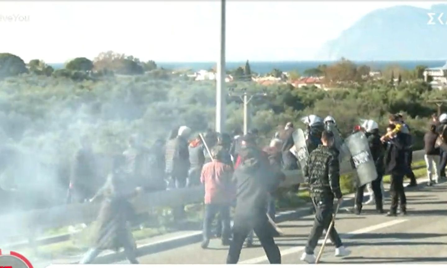 Επεισόδια στο Ρίο - Χημικά από την αστυνομία κατά αγροτών που επιχειρούσαν να φτάσουν πεζοί στη γέφυρα