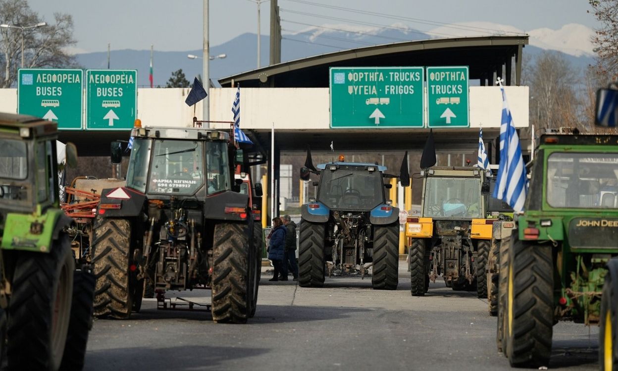 Αγροτικά μπλόκα: Κλιμακώνονται οι κινητοποιήσεις, τα τρακτέρ αποκλείουν και παραδρόμους - Τι επιλογές έχουν οι ταξιδιώτες