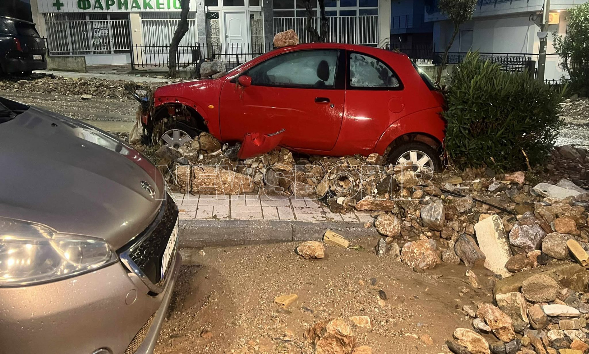 Κακοκαιρία: Μεγάλες ζημιές σε Γλυφάδα και Βουλιαγμένη - Διαλύθηκαν δρόμοι και οχήματα