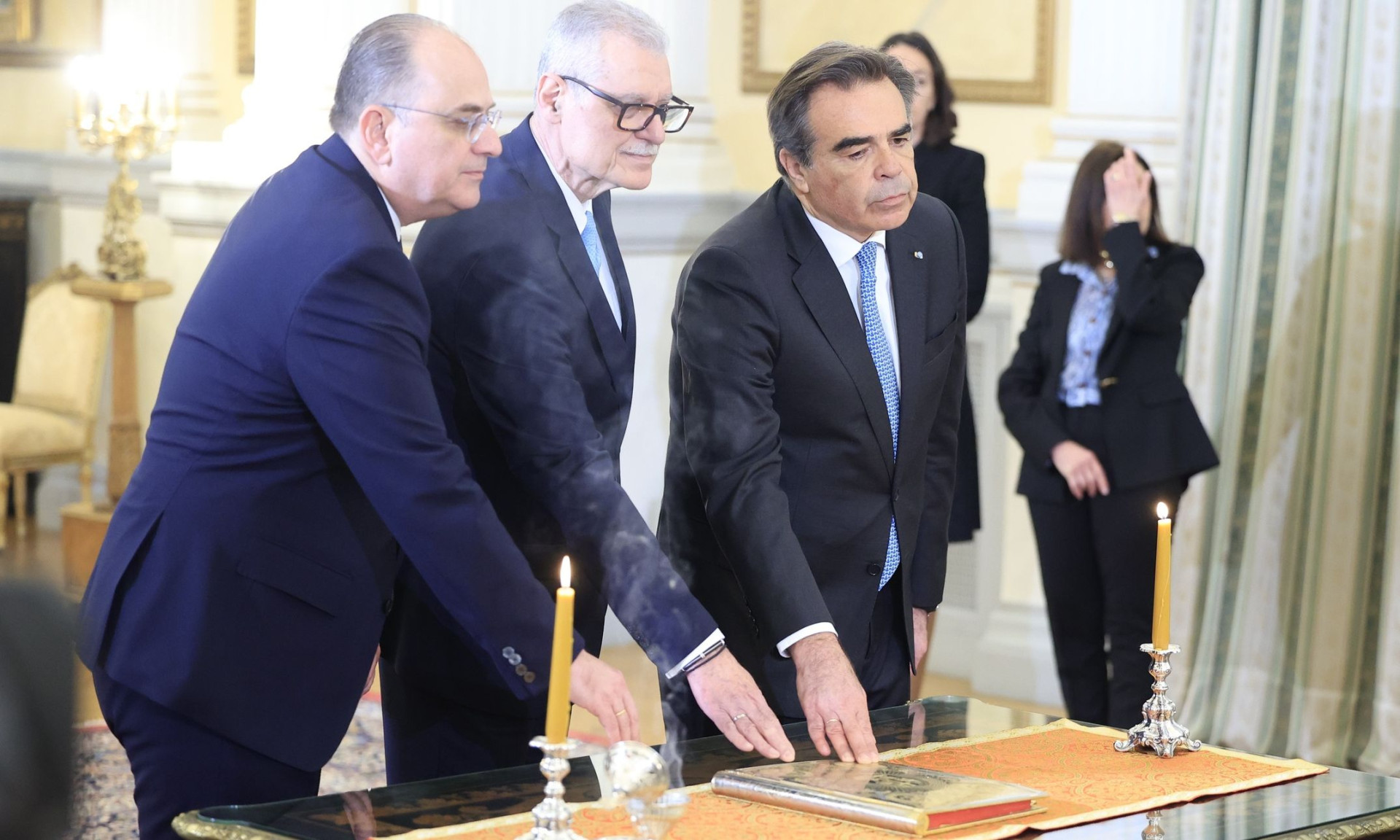 Η ορκωμοσία των νέων υπουργών στο Προεδρικό Μέγαρο: Μαργαρίτης Σχοινάς, Ευάγγελος Τουρνάς και Μακάριος Λαζαρίδης μπαίνουν στην κυβέρνηση