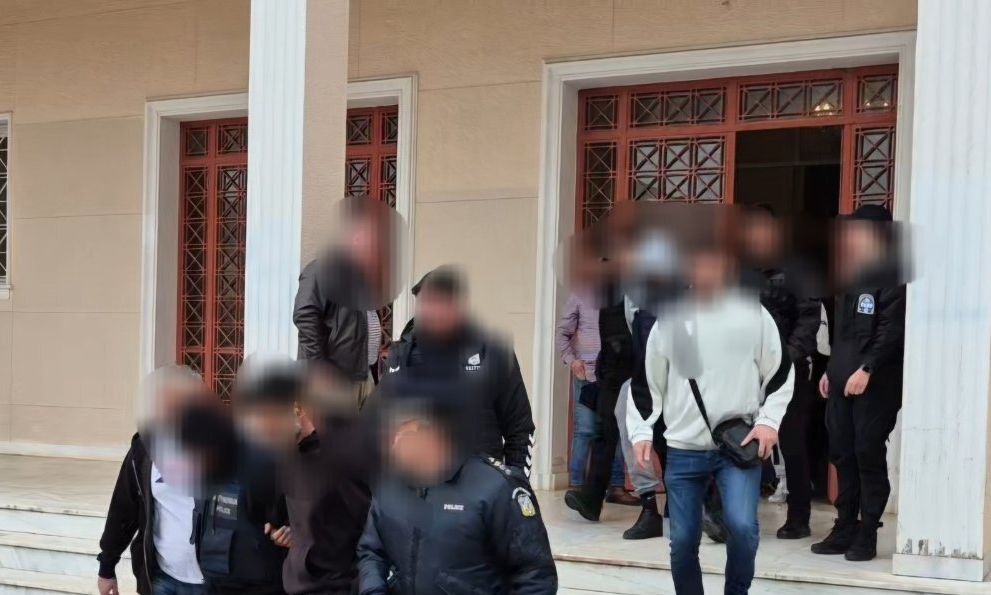 Κεφαλονιά: Τα ρίχνει όλα στη Μυρτώ ο 23χρονος: «Εκείνη ήθελε ναρκωτικά, εκείνη έκλεισε δωμάτιο» - Τι έδειξε η ιατροδικαστική - Βίντεο: Η στιγμή που ο αρσιβαρίστας μεταφέρει την 19χρονη