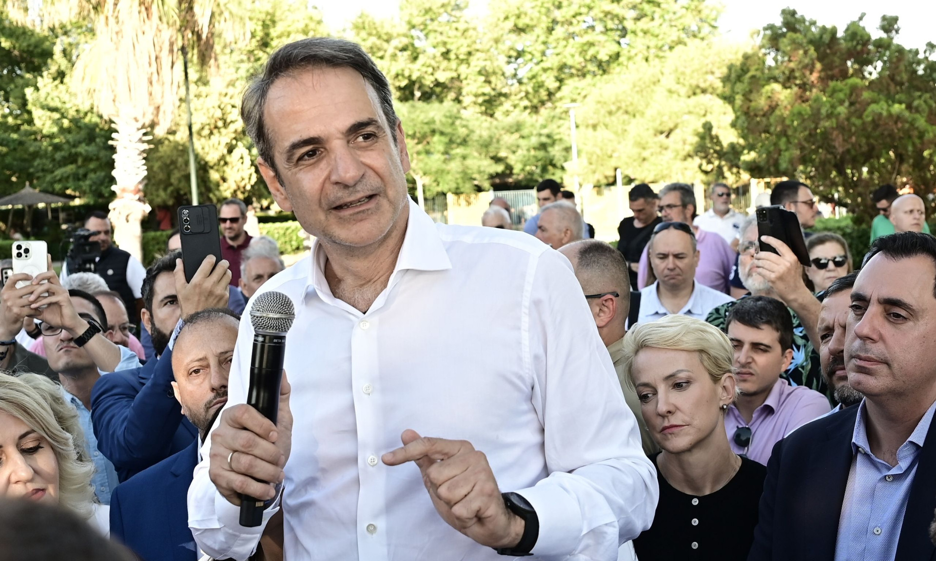 Μητσοτάκης από Βούλα: Στον πολιτικό διαγκωνισμό ο «τζάμπα 1» συναγωνίζεται τον «τζάμπα 2» - «Όποιος σας υπόσχεται παροχές, να ξέρετε ότι θα σας τα πάρει»