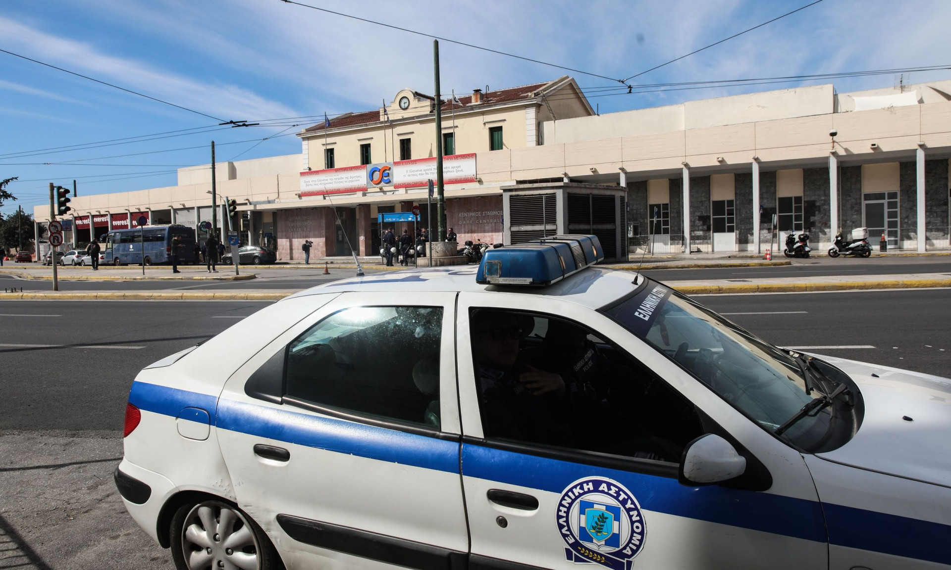 Σταθμός Λαρίσης: Εντοπίστηκε άτομο χωρίς τις αισθήσεις του - Εξετάζεται το ενδεχόμενο να έπεσε από μπαλκόνι