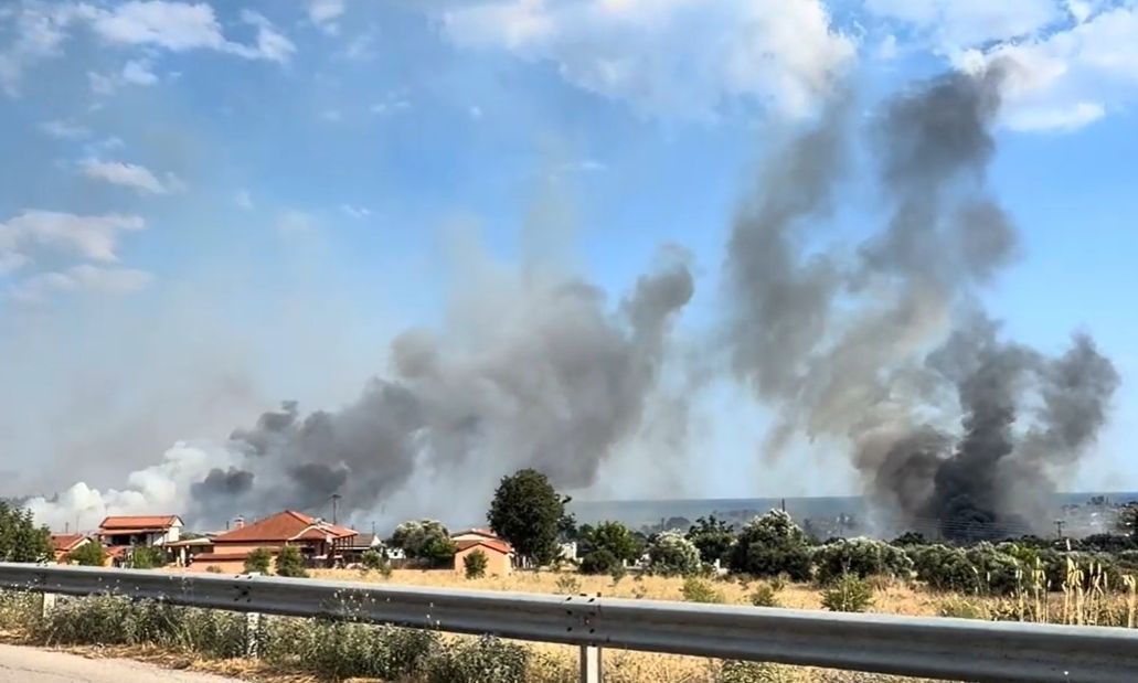 Καίγονται σπίτια στη Νέα Καλλικράτεια Χαλκιδικής: Μήνυμα από το 112 για εκκένωση δύο οικισμών, μάχη της Πυροσβεστικής για την κατάσβεση της φωτιάς