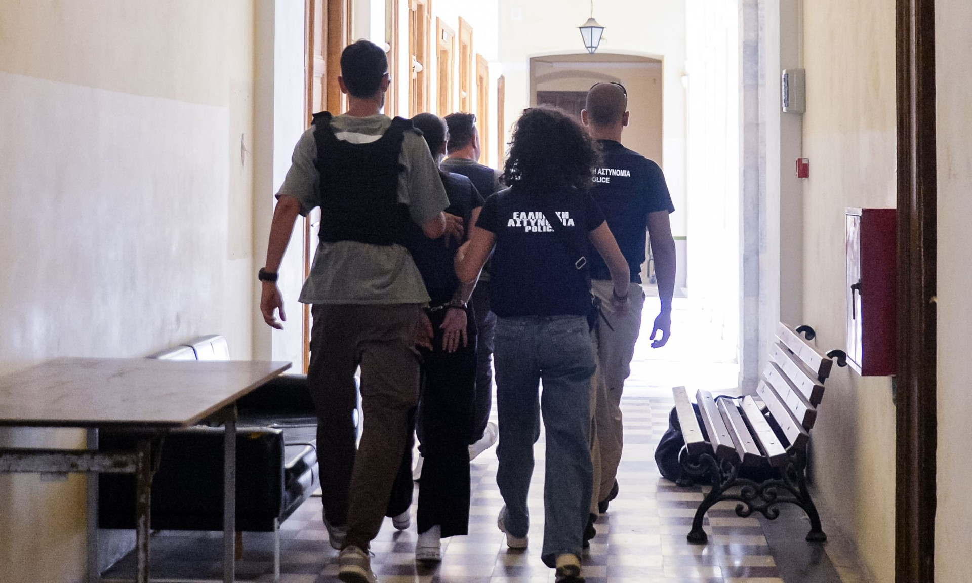Σύρος: «Άνοιξα την πόρτα και είδα το μαχαίρι στο χέρι της, φώναξε και ο άντρας μου την κυνήγησε», λέει η 30χρονη - Ελεύθερη με περιοριστικούς όρους - Τι είπε στην απολογία του ο 42χρονος