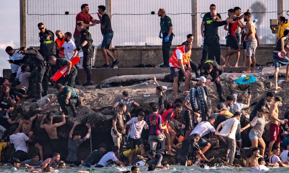 Ελληνική πρόταση για τη μετανάστευση: Αναστολή ασύλου για απόπειρα εισβολής όπως στη Θέουτα και τον Έβρο