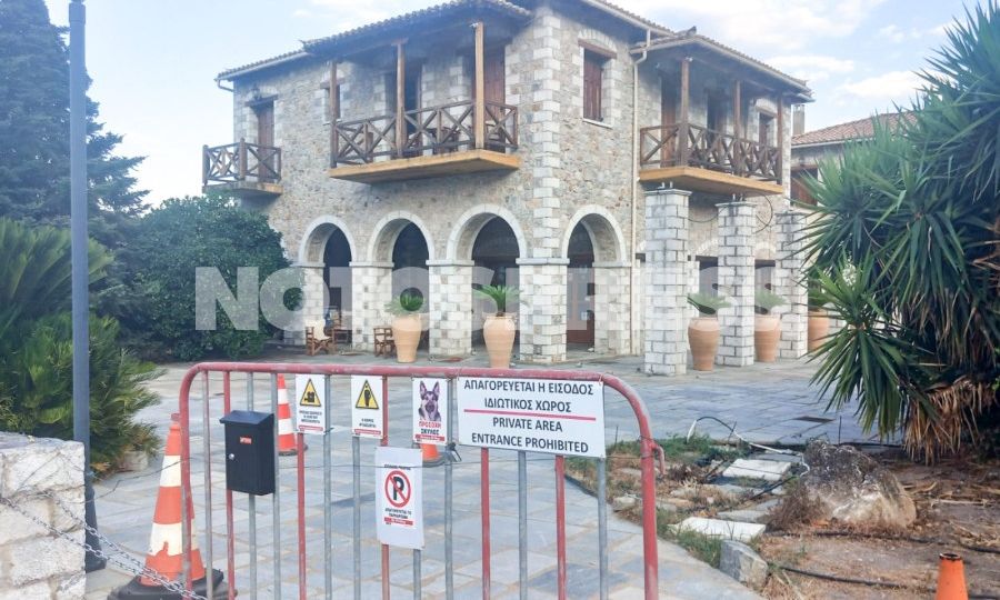 Μυστράς: «Φρούριο» το κλειστό ξενοδοχείο που έκρυβε το πτώμα του 90χρονου πατέρα του, στον καταψύκτη – Αλυσίδες, κάμερες και απαγορεύσεις