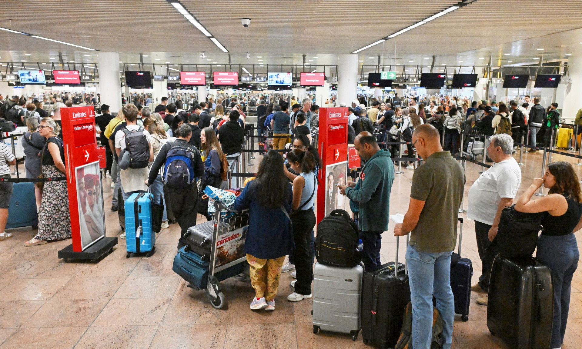 Το νέο σύστημα εισόδου φέρνει χάος στα Ευρωπαϊκά αεροδρόμια: Επιπλέον αναμονή έως 2 ώρες και τεράστιες ουρές – Τι απαντά η Κομισιόν