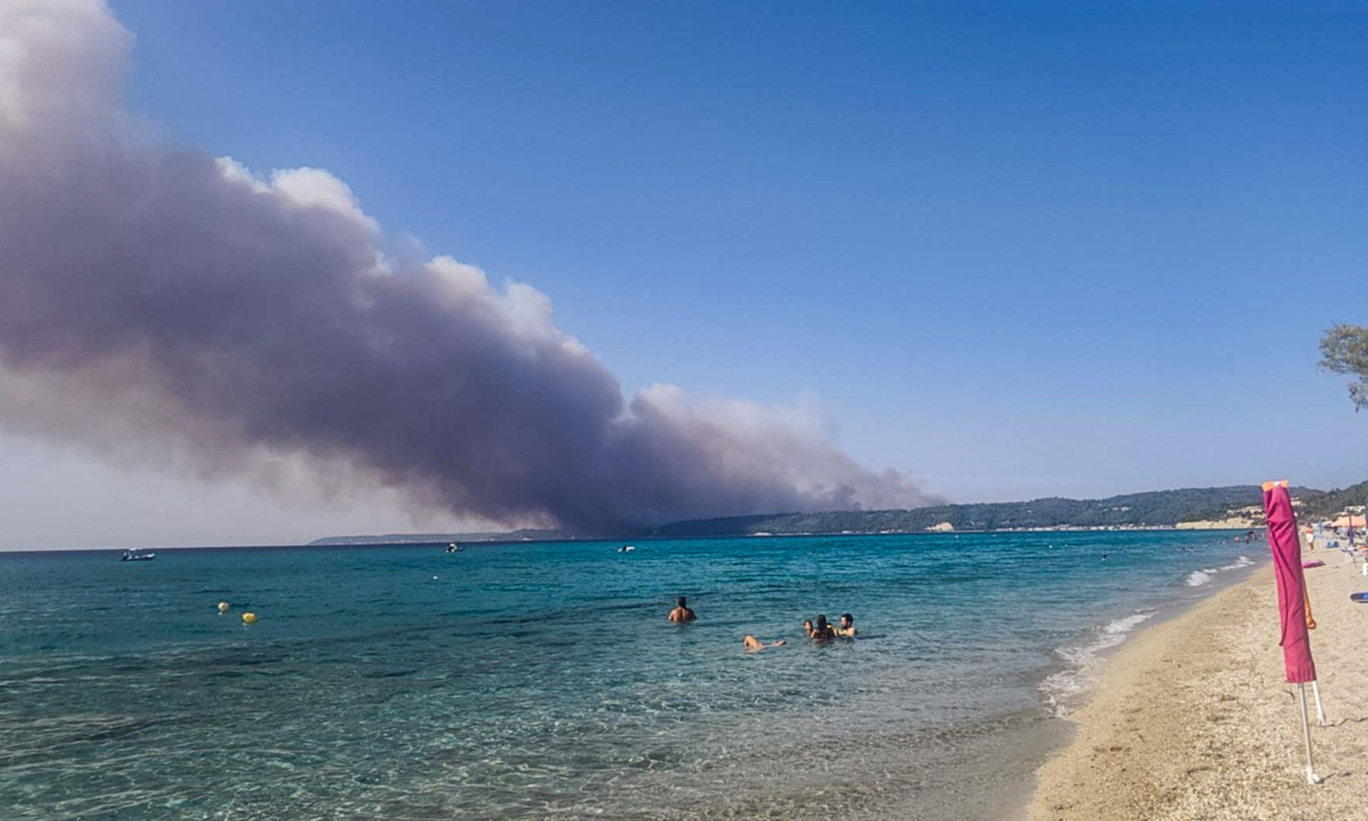 Live blog: Εκτός ελέγχου η φωτιά στη Χαλκιδική, κοντά σε σπίτια οι φλόγες στη Σίβηρη, σε εξέλιξη εκκένωση δια θαλάσσης - Επιχειρούν 16 εναέρια μέσα