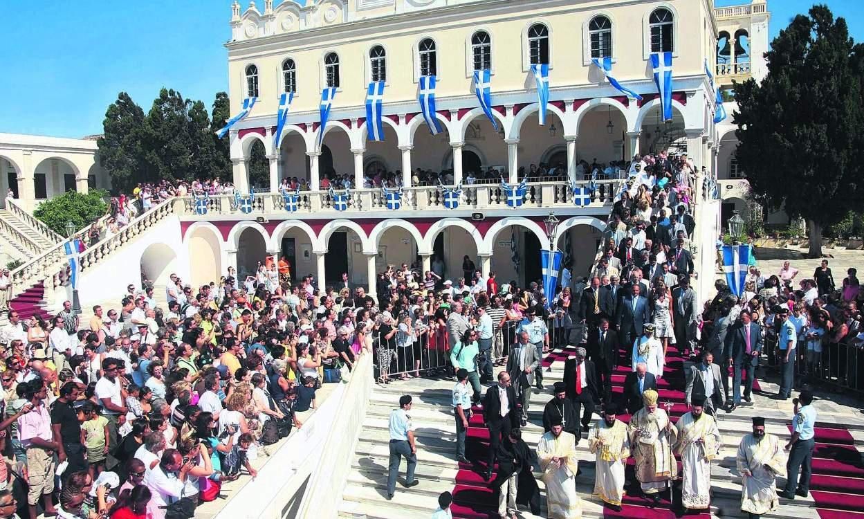 Το «Πάσχα του καλοκαιριού» στην Τήνο: Με λαμπρότητα και χιλιάδες κόσμου η λιτάνευση της εικόνας της Παναγίας, δείτε εικόνες