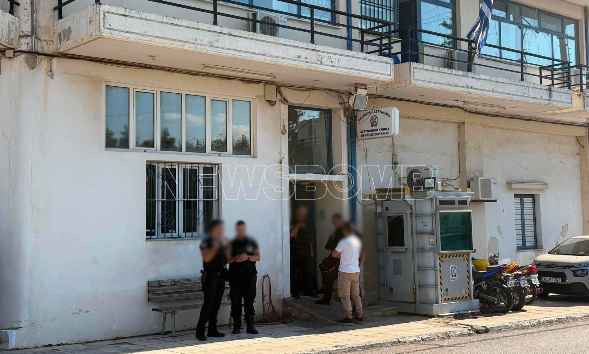 «Του έλεγε να ηρεμήσει κι αυτός πήγε να τον μαχαιρώσει»: Αυτόπτες μάρτυρες περιγράφουν στο Newsbomb τη στιγμή πού εισέβαλε ο 31χρονος στο ΑΤ Μάνδρας