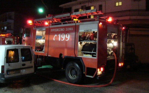 Υπό έλεγχο η φωτιά σε κατάστημα στη Δραπετσώνα