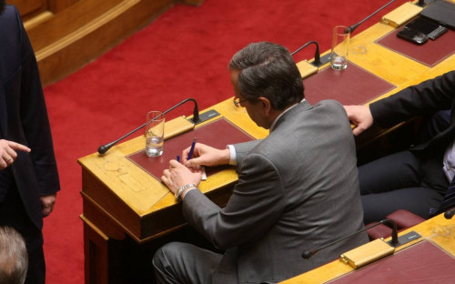 Θυσιάζει τους συνεργάτες του για την «καρέκλα» ο Σαμαράς