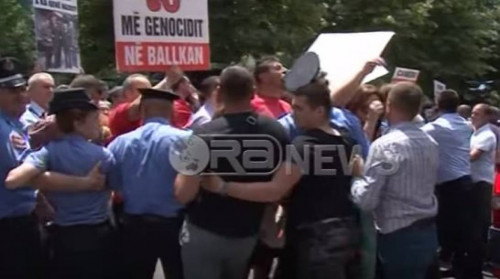 «Παραλήρημα» εναντίον της Ελλάδας από τους Αλβανούς Τσάμηδες: Αποδοκίμασαν τον Κοτζιά (vid)