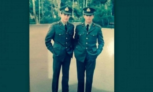 Αγνώριστος! Ποιος είναι ο τραγουδιστής της φωτογραφίας;