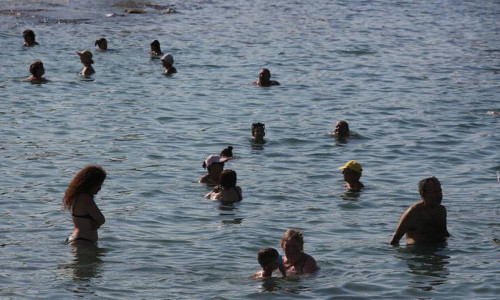 Κορoνοϊός - Δημόπουλος: Πόσο ασφαλείς είναι τελικά θάλασσες και πισίνες;