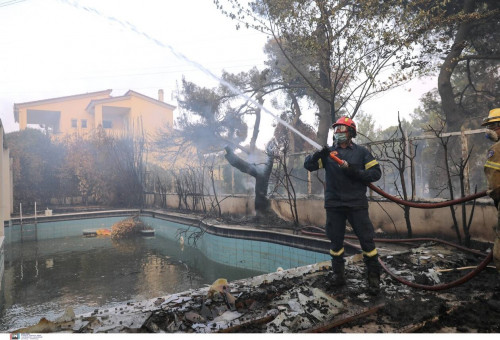 Φωτιά Βαρυμπόμπη: Συγκλονίζουν τα λόγια αστυνομικού - «Αν δεν φύγετε από το σπίτι, θα καώ μαζί σας»