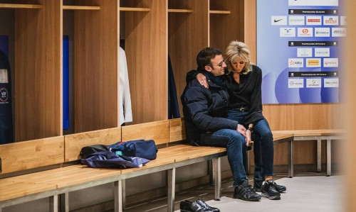 Γαλλία: Οι «προεκλογικές» αγκαλιές της Μπριζίτ στον Εμανουέλ Μακρόν (pics)