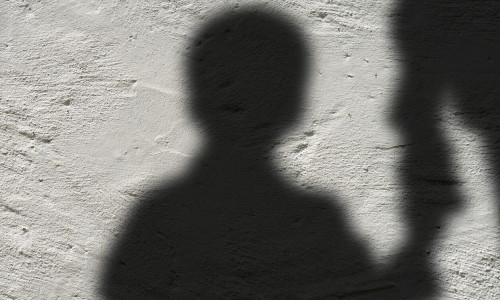 Δράμα - Συγκλονίζει η μητέρα: «Άρχισε να ασελγεί στον γιο μου»