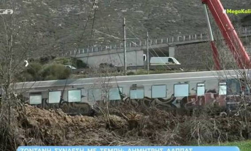 Τέμπη: Ανυψώθηκε και το τρίτο βαγόνι - Απομακρύνεται από το σημείο της τραγωδίας