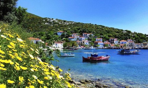 Το χωριό με τις 35 εκκλησίες και άλλοι δύο ξεχωριστοί προορισμοί για το Πάσχα