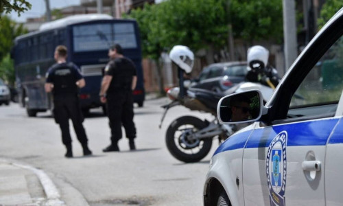 Αναστάτωση στο Μενίδι: Αδέσποτη σφαίρα έπεσε σε τζάμι δημοτικού σχολείου