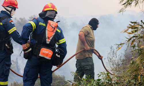 Φωτιά στη Θέρμη: Πυροσβέστες βρήκαν γκαζάκια στον Τρίλοφο