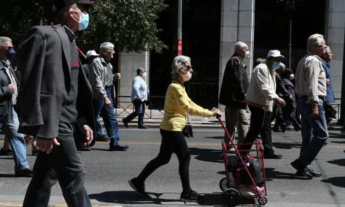 Συντάξεις Ιουλίου: Πότε θα μπουν τα λεφτά στους λογαριασμούς - Οι οριστικές ημερομηνίες πληρωμής