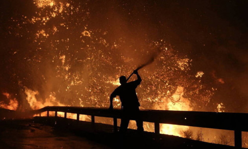Φωτιά στη Χίο: 2η νύχτα αγωνίας για τους κατοίκους - Μάχη να μην φτάσουν οι φλόγες στα Μαστιχοχώρια