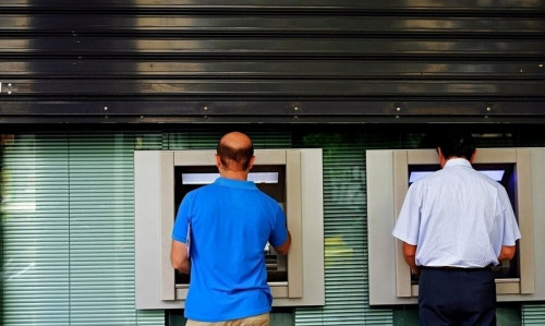 Τι πρέπει να ξέρουν οι φορολογούμενοι για τις καταθέσεις μετρητών στην τράπεζα