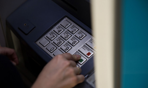 Τι αλλάζει από αύριο στις ελληνικές τράπεζες - Τι θα ισχύσει με την ανάληψη μετρητών από τα ΑΤΜ