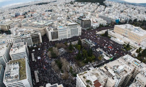 Συγκέντρωση για Τέμπη στο Σύνταγμα: Πόσοι ήταν οι διαδηλωτές, σύμφωνα με την ΕΛ.ΑΣ - 27 συλλήψεις