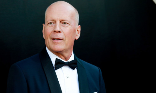 Bruce Willis: «Μιλά και περπατά» - Η σύζυγός του βάζει τέλος στις φήμες επιδείνωσης της υγείας του