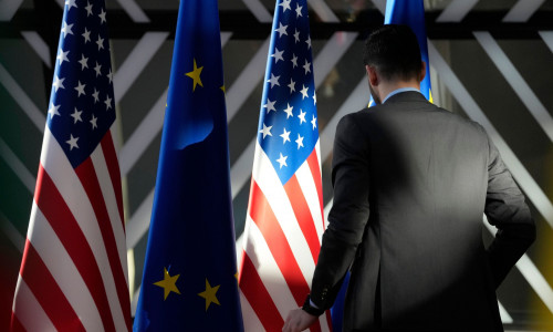 FT: Ολοκληρώνεται το παζάρι Βρυξελλών–Ουάσιγκτον για δασμούς 15% υπό τη δαμόκλειο σπάθη Τραμπ