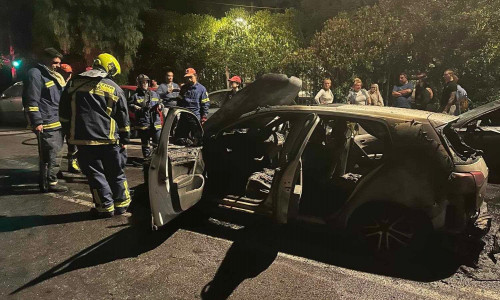 Φωτιά σε αυτοκίνητα στο Παγκράτι