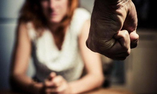 Ενδοοικογενειακό επεισόδιο στο Ρέθυμνο: Ξυλοκόπησε τη σύντροφό του και αυτοτραυματίστηκε