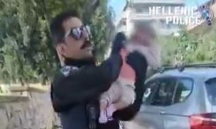 Όταν και η ΕΛ.ΑΣ. δεν έχει λόγια: Η στιγμή που ο αστυνομικός βρίσκει το μωρό σε κάδο απορριμάτων