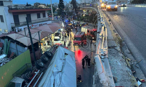 Τρομαχτικό τροχαίο τώρα στη Λεωφόρο Θηβών: Έπεσε φορτηγό από γέφυρα