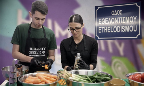 Μαγειρεύοντας την «ελπίδα»: Περάσαμε μια ημέρα στην αλληλέγγυα κουζίνα του Humanity Greece