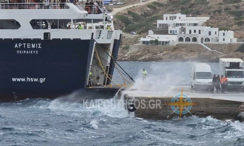 Σκηνές που κόβουν την ανάσα στη Σίφνο: Το πλοίο έδεσε, δεν αποβιβάστηκαν οι επιβάτες