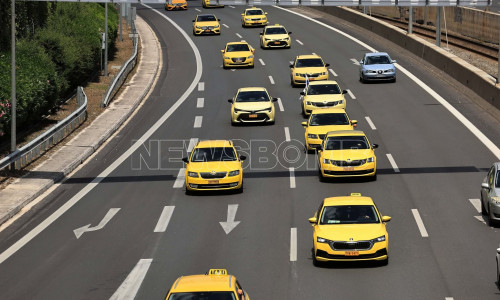 48ωρη απεργία ταξί: Τεράστια αυτοκινητοπομπή στην Αττική Οδό - Έκλεισαν οι δύο δεξιές λωρίδες