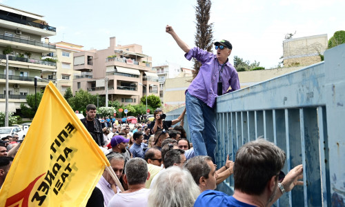 Απεργία ταξί: Στα κάγκελα έξω από το υπουργείο Μεταφορών οι οδηγοί για να συναντήσουν Κυρανάκη