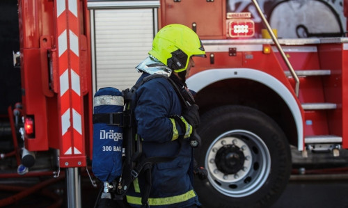 Περιστέρι: Γερανοφόρο όχημα παρέσυρε ηλεκτροφόρα καλώδια και έπεσε σε πολυκατοικία