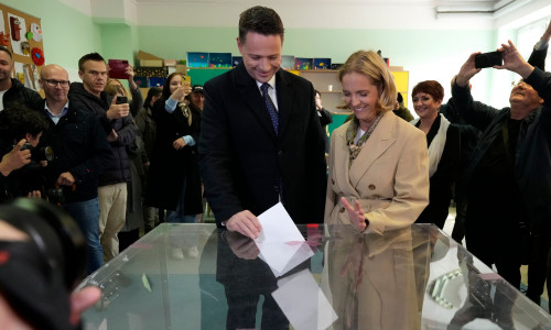Πολωνία: Τα exit poll των προεδρικών εκλογών δείχνουν ισοπαλία - «Με διαφορά ενός μαχαιριού»