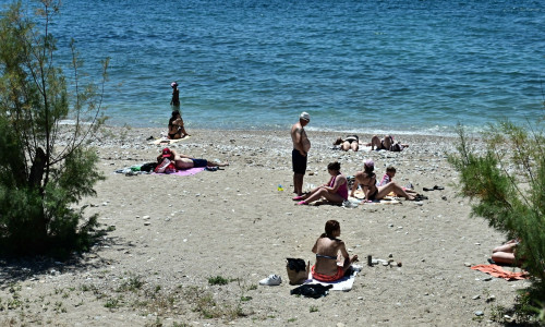 Απαγόρευση κολύμβησης σε 13 περιοχές της Αττικής - Σε ποιες παραλίες τα νερά είναι ακατάλληλα